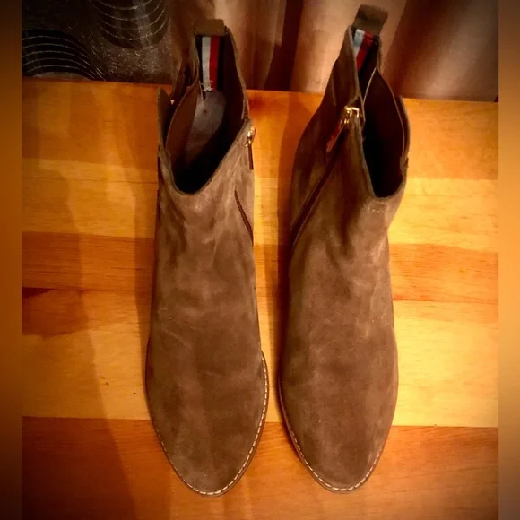 SOLD🔴 TOMMY Hilfiger brown or tan genuine leather (suede) booties size 9.5 - Picture 7 of 12